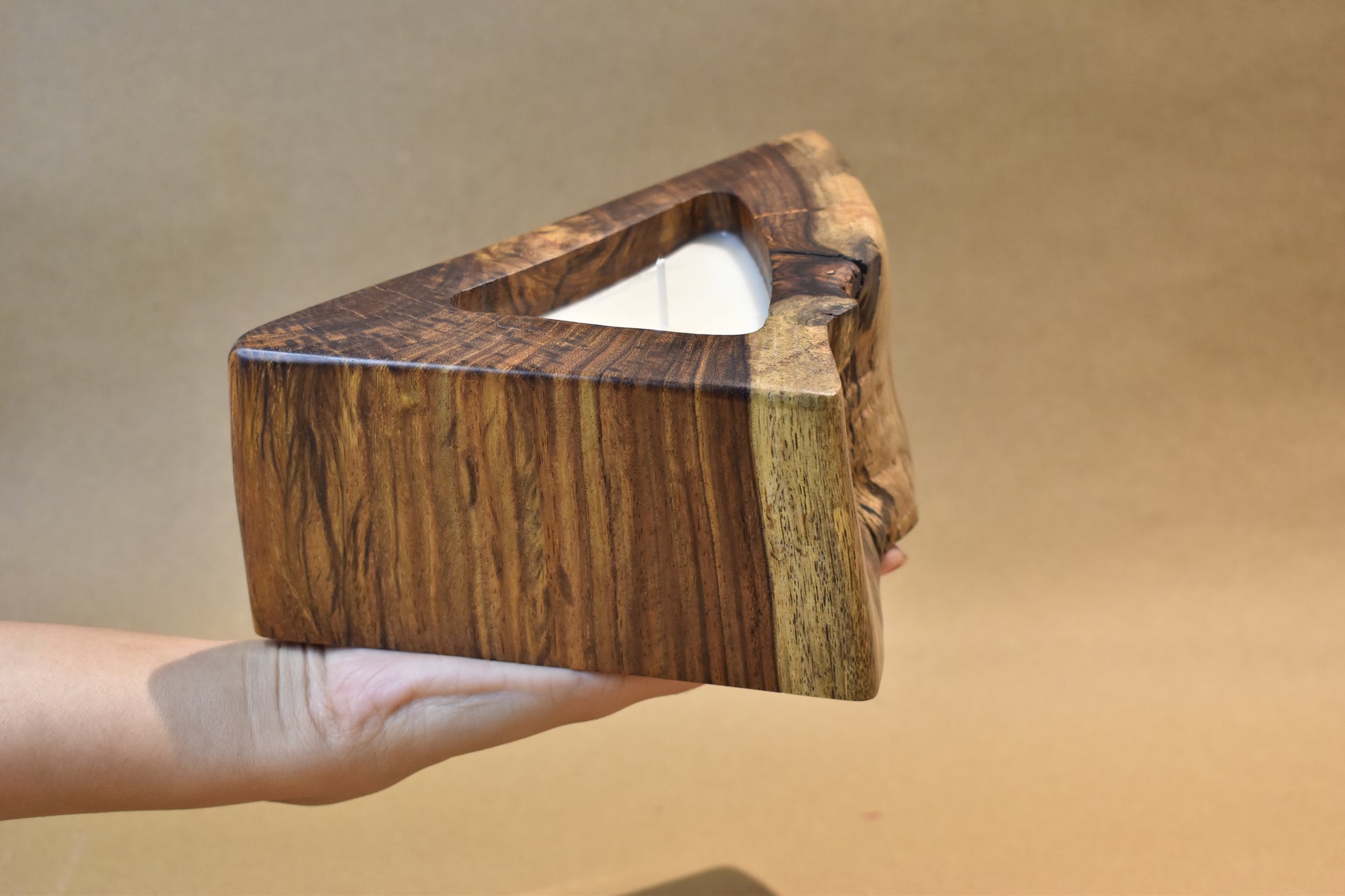 Walnut wood candle with Atlantic breeze fragrance