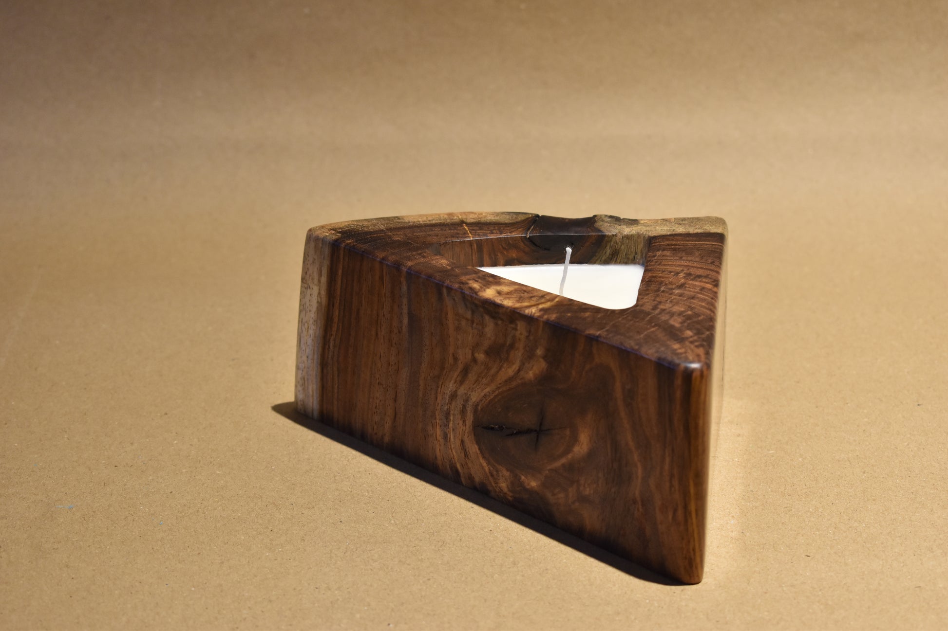Walnut wood candle with Atlantic breeze fragrance