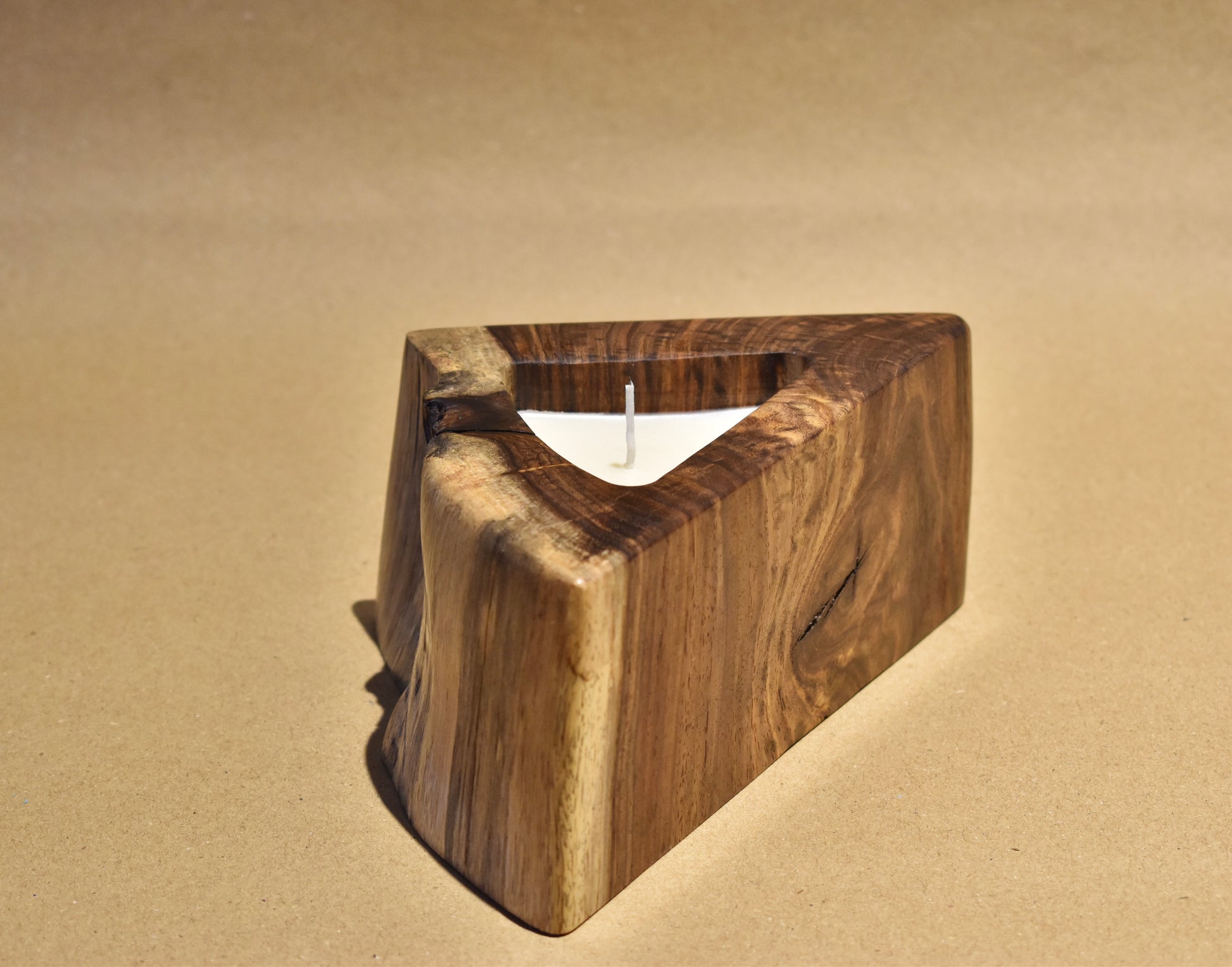 Walnut wood candle with Atlantic breeze fragrance