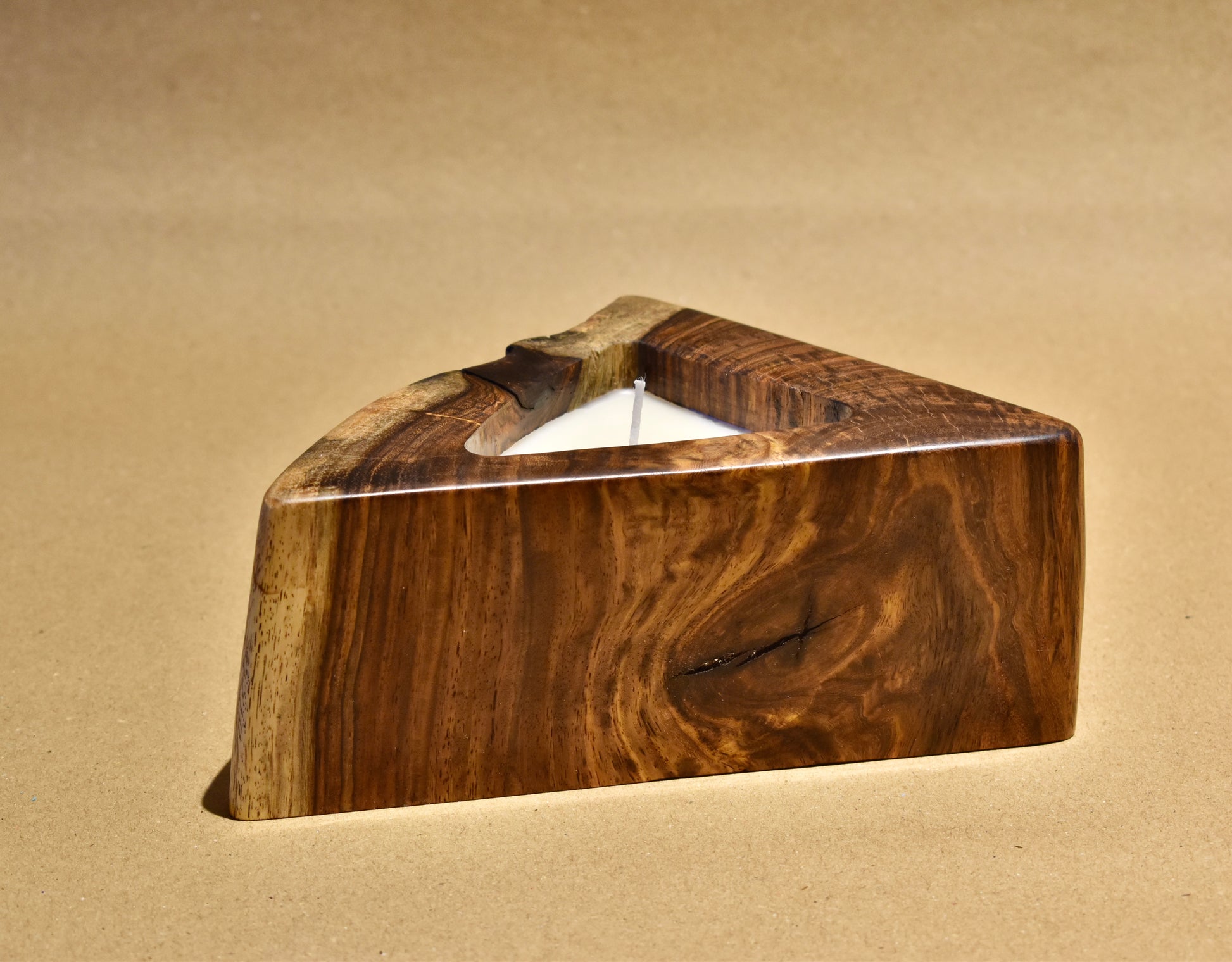 Walnut wood candle with Atlantic breeze fragrance